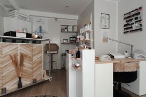 Friedberg-Dorheim: Moderne Praxis/ Studio/ Salon mit Stellplatz!